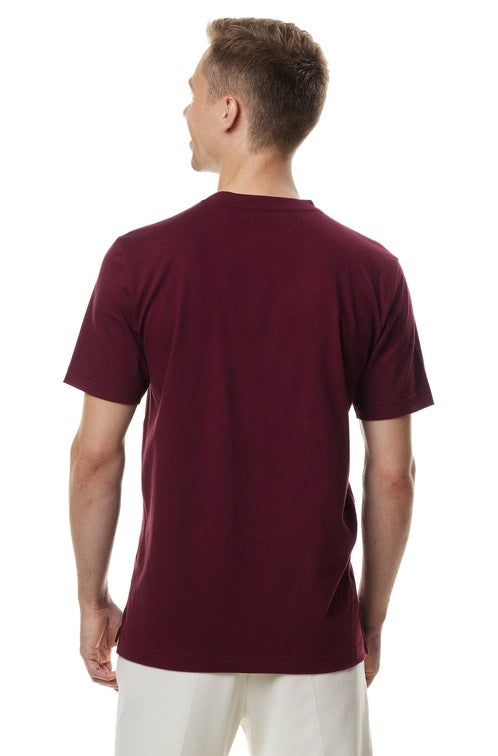 Rückansicht eines Mannes der ein T-Shirt in der Farbe Merlot Red Rot trägt