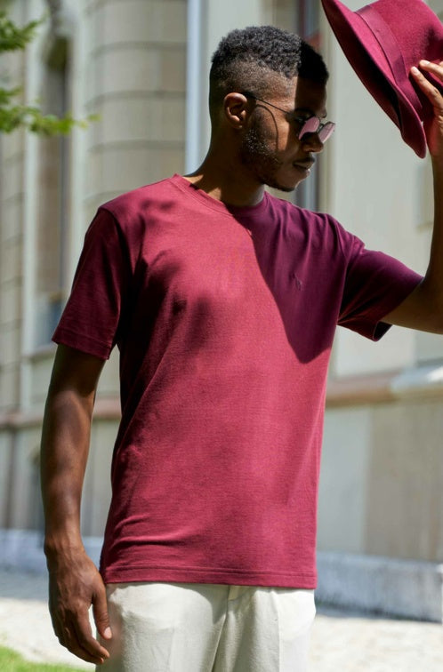Frontansicht eines Mannes der ein T-Shirt in der Farbe Merlot Red Rot trägt