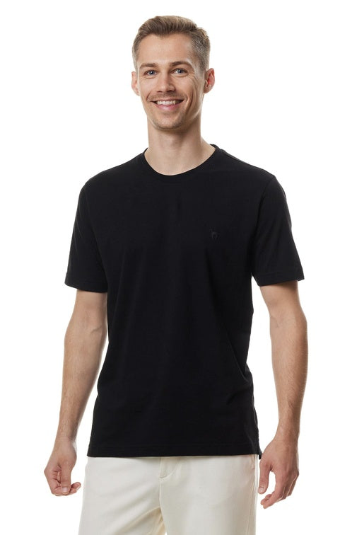 Foto eines Mannes der ein T-Shirt in der Farbe Schwarz trägt