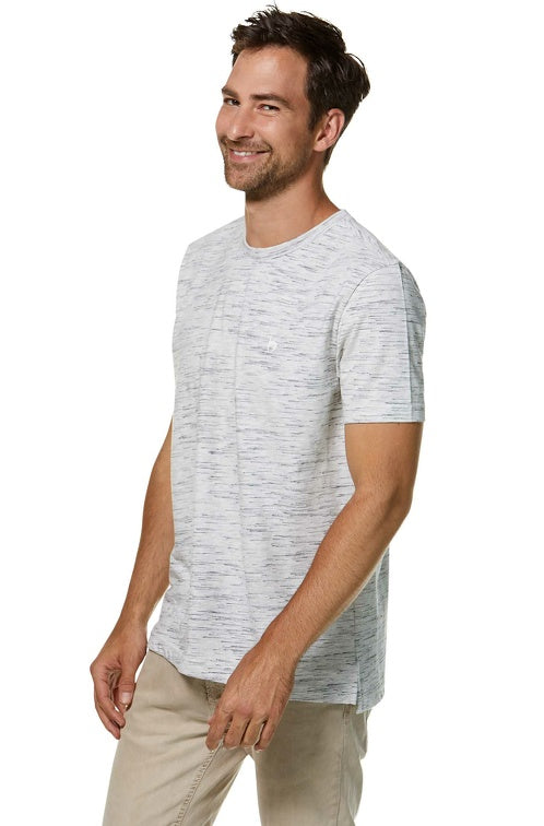 Seitenansicht eines Mannes der ein T-Shirt in der Farbe Silbergrau-Schwarz trägt
