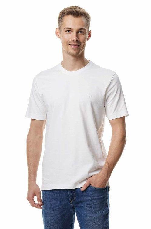 Foto eines Mannes der ein T-Shirt in der Farbe Weiss trägt