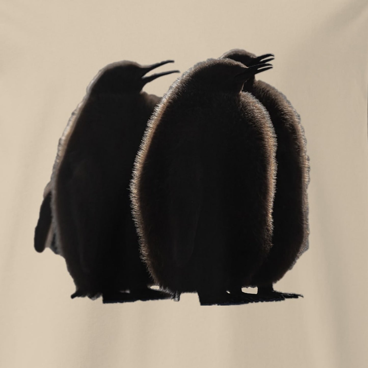 ein T-Shirt mit Print für Herren mit 3 Baby Pinguine als Fotodruck in der Farbe Desert Dust im Detail