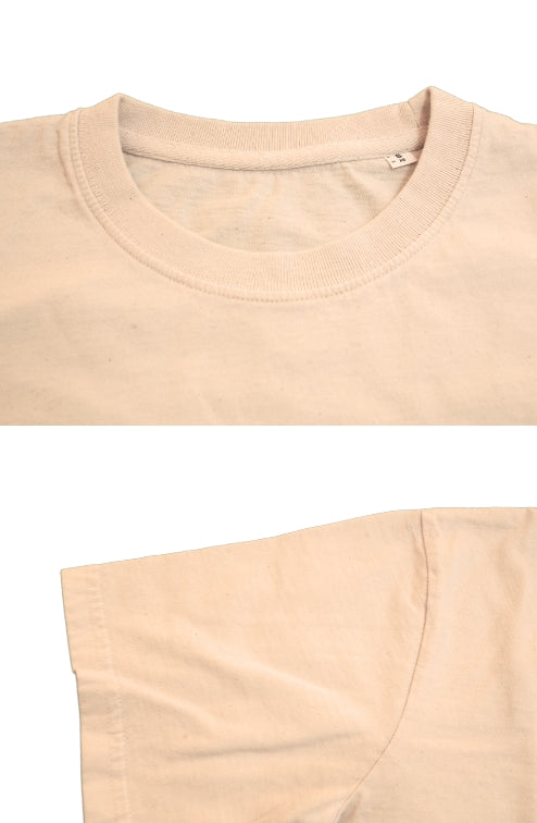 Detailansicht eines Unisex T-Shirts in schwerem Stoff in der Farbe Natural Raw