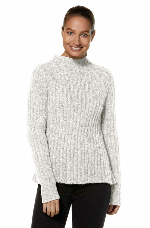 Frontansicht einer Frau die einen Wollpullover in der Farbe Ecru trägt