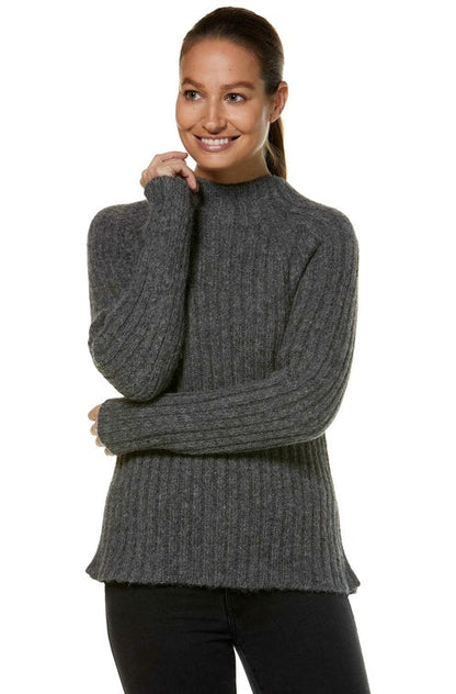 Foto einer Frau die einen Wollpullover in der Farbe Grau trägt