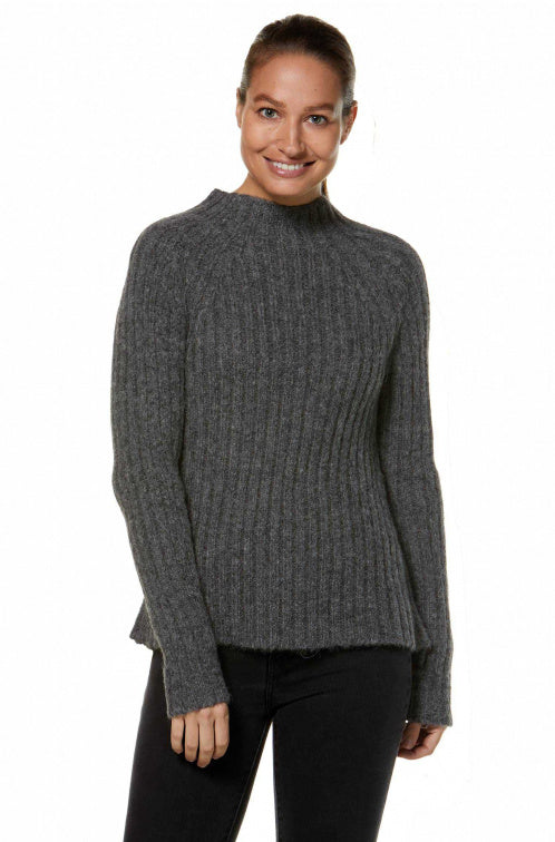 Frontansicht einer Frau die einen Wollpullover in der Farbe Grau trägt