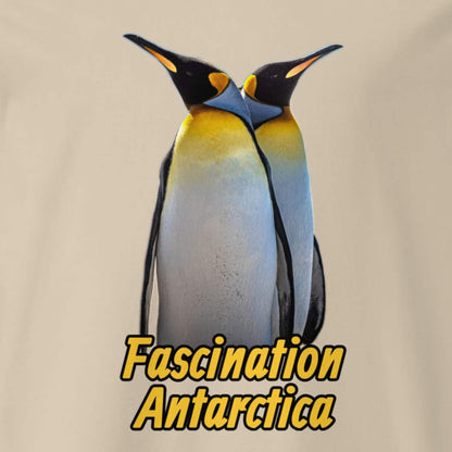 Motivansicht eines Herren T-Shirts mit Fotodruck zweier King Penguins - in der Farbe Desert Dust Sand