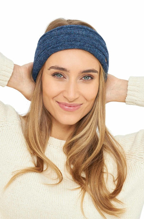 Frontansicht einer Frau die das Stirnband SUAVE in der Farbe Blau trägt