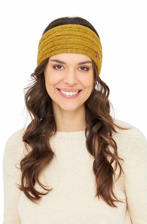 Frontansicht einer Frau die das Stirnband SUAVE in der Farbe Gelb trägt