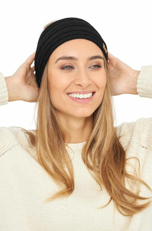 Frontansicht einer Frau die das Stirnband SUAVE in der Farbe Schwarz trägt