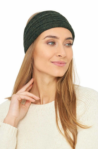 Frontansicht einer Frau die das Stirnband SUAVE in der Farbe Tannengrün trägt