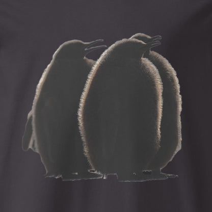 coole Shirts für Herren mit dem Motiv von 3 Baby Königs Pinguinen auf einem anthrazit-farbenen T-Shirt als Großaufnahme