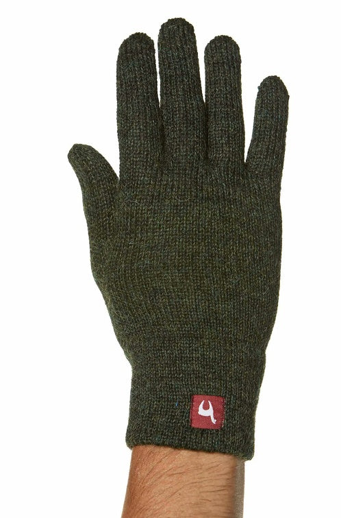 ein reines Handfoto zeigt Alpaka Handschuhe in der Farbe Tannengruen