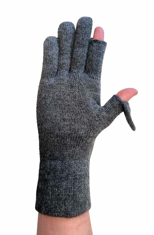 Handinnenfläche einer Frau welche die offenen Handy Handschuhe TOUCH aus Alpaka in der Farbe Anthrazit trägt