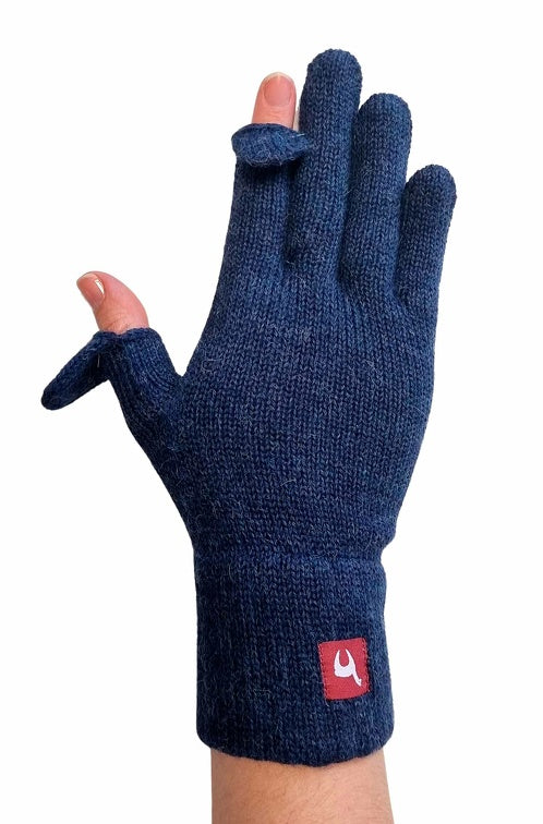 Handfoto einer Frau welche die offenen Handy Handschuhe TOUCH aus Alpaka in der Farbe Blau meliert trägt