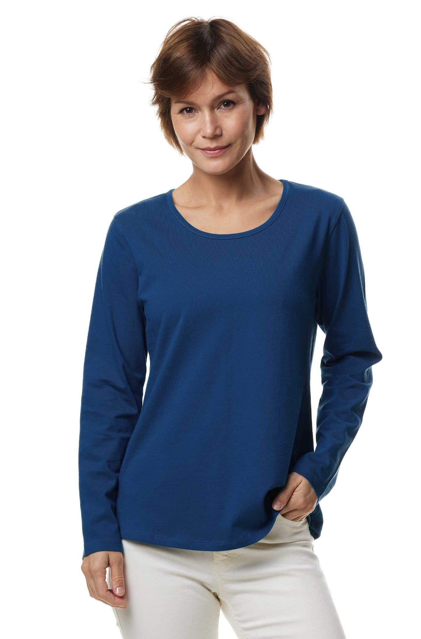 Frontansicht einer Frau die ein Langarm Shirt in der Farbe Blau-meliert trägt