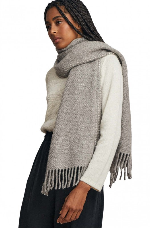 Frontansicht einer Frau die den Alpaka Schal WESSEL in der Farbe Gris Grau trägt