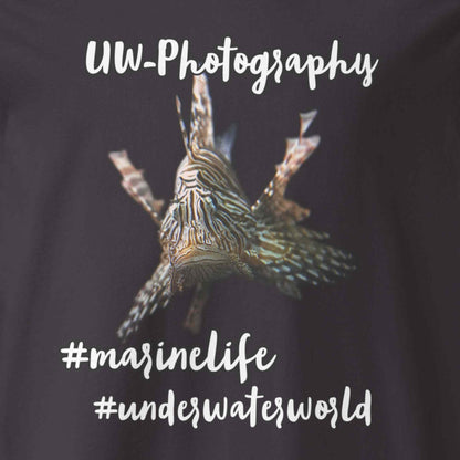 Motivansicht eines Shirts für Herren mit einem Lionfish als Motiv und UW-Photography in der Farbe Anthracite Antrhrazit