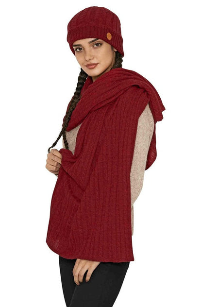 Frontansicht einer Frau welche den großen Schal SUAVE aus Alpaka in der Farbe Silber Rot als Stola trägt