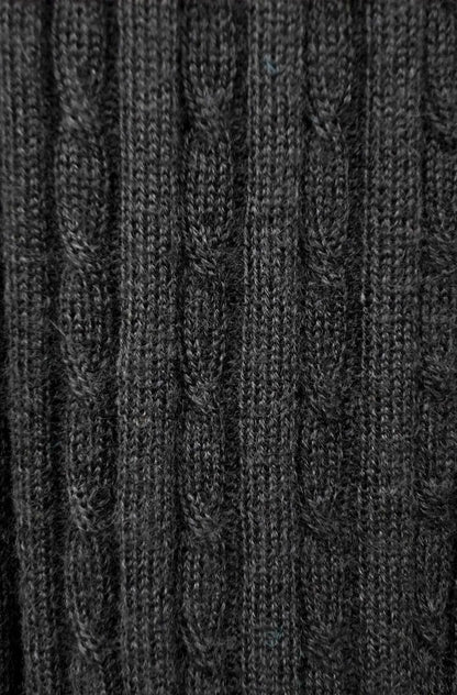 Webdetails des großen Schals SUAVE aus Alpaka in der Farbe Schwarz