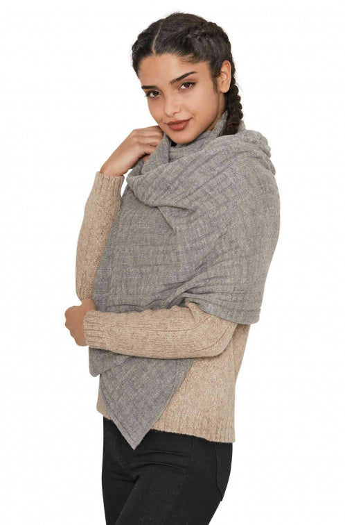 Frontansicht einer Frau welche den großen Schal SUAVE aus Alpaka in der Farbe Silber Grau als Stola trägt