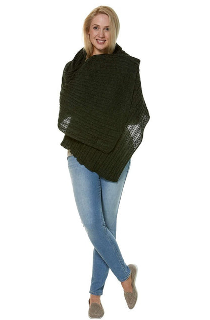 Vollansicht einer Frau welche den großen Schal SUAVE aus Alpaka in der Farbe Tannengrün trägt