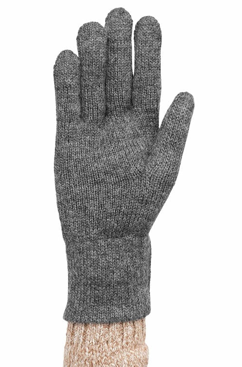 Handinnenfläche eines Mannes der weiche Fingerhandschuhe aus Alpaka in der Farbe Grau trägt