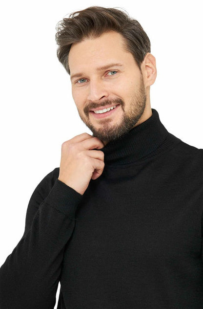 Nahansicht eines Mannes der einen Strickpullover MADAI mit Rollkragen in der Farbe Schwarz trägt