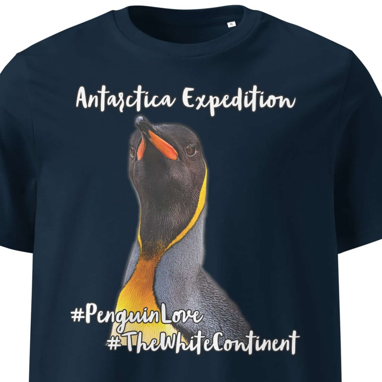 Motivansicht eines Herren T-Shirts mit Fotoprint eines Königs Pinguins in der Farbe French Navy Dunkel-Blau