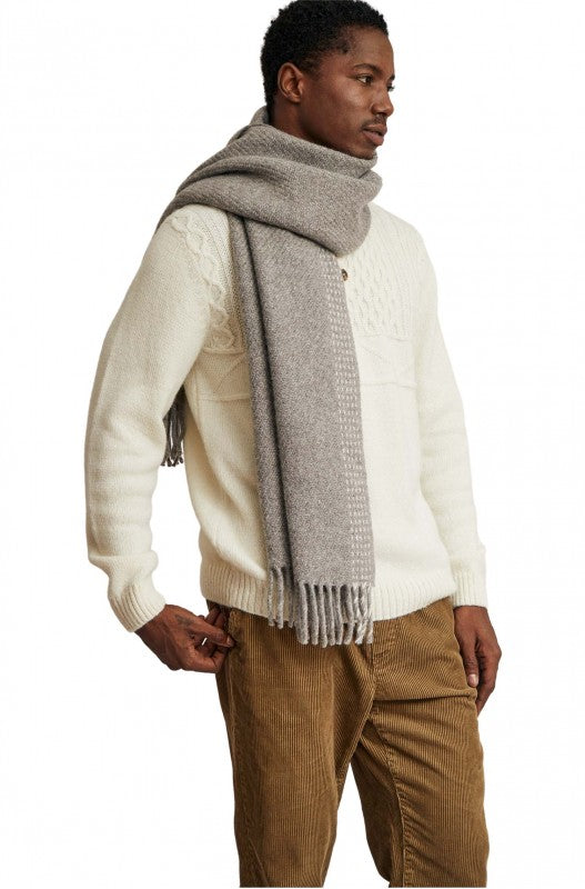 Frontansicht eines Mannes der den breiten Alpaka Schal WESSEL in der Farbe Gris Grau trägt