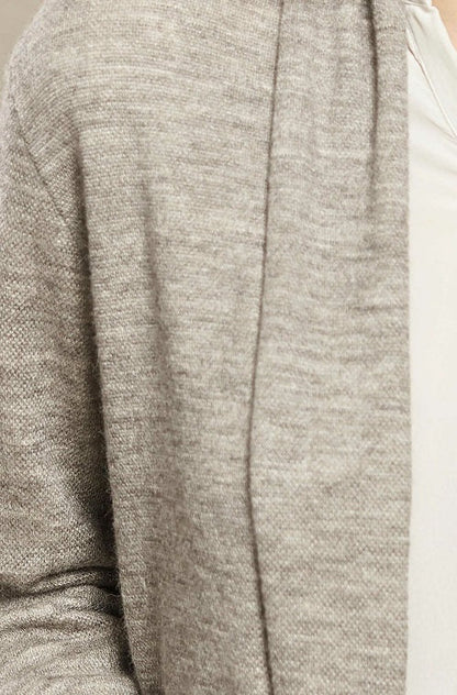 Detailansicht einer Frau die einen Cardigan in der Farbe Grau trägt
