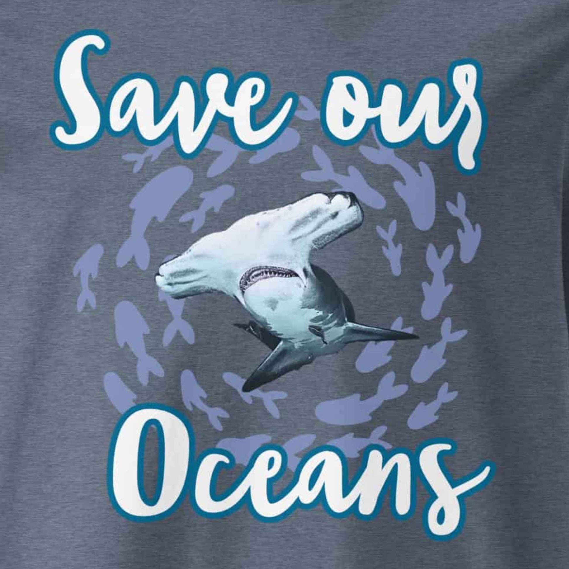 Motivansicht Herren Shirt mit dem Slogan Save our Oceans Motiv Hammerhai in der Farbe Dark Heather Blue Blau