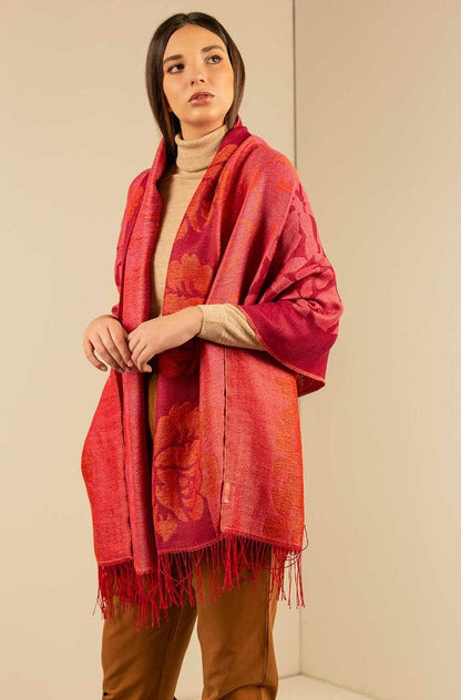 Seitenansicht einer Frau  die einen eleganten Schal UCAMPO in der Farbe Rojo Rot trägt