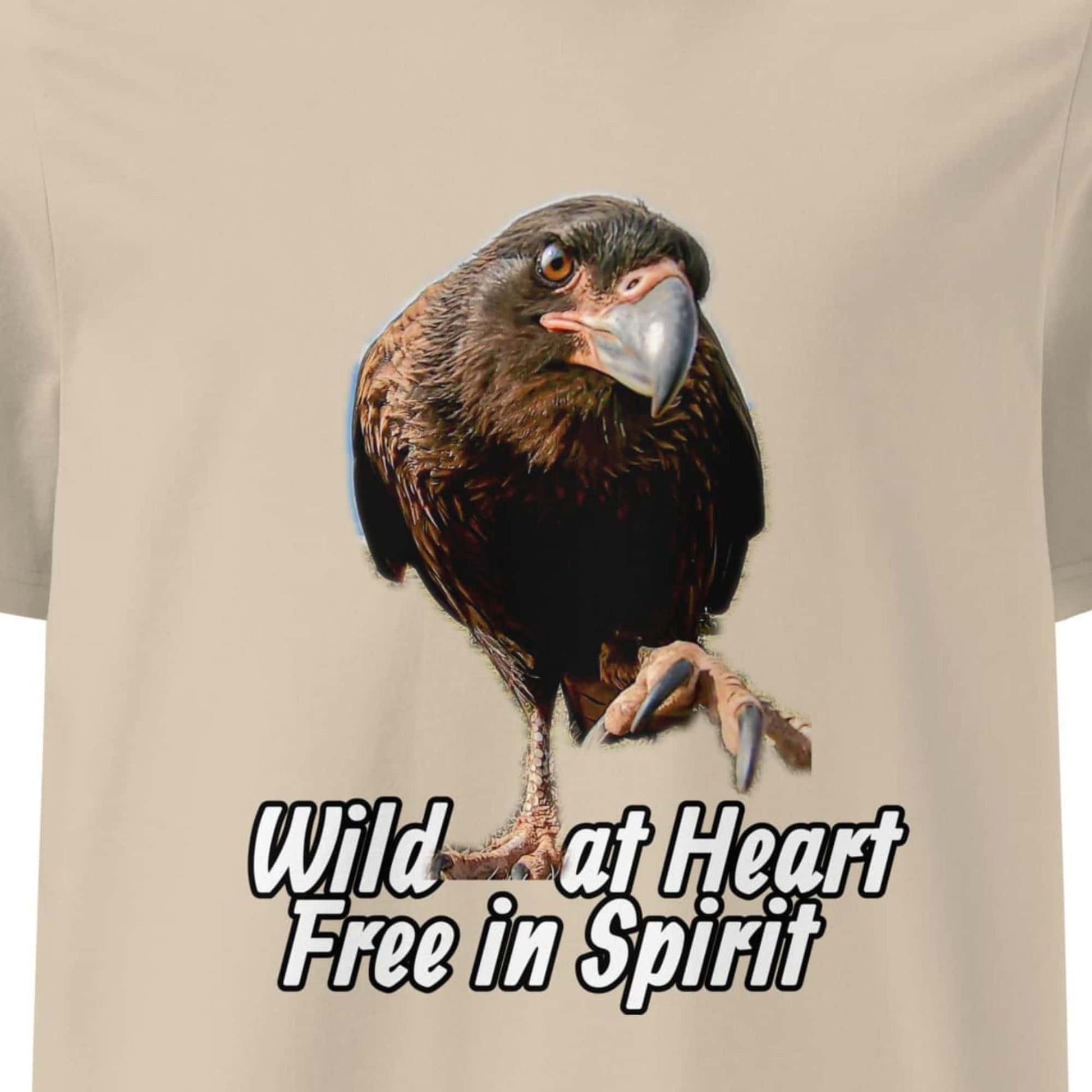 Motivansicht eines Unisex T-Shirts mit Fotodruck eines CaraCara Vogels - in der Farbe Desert Dust Sand